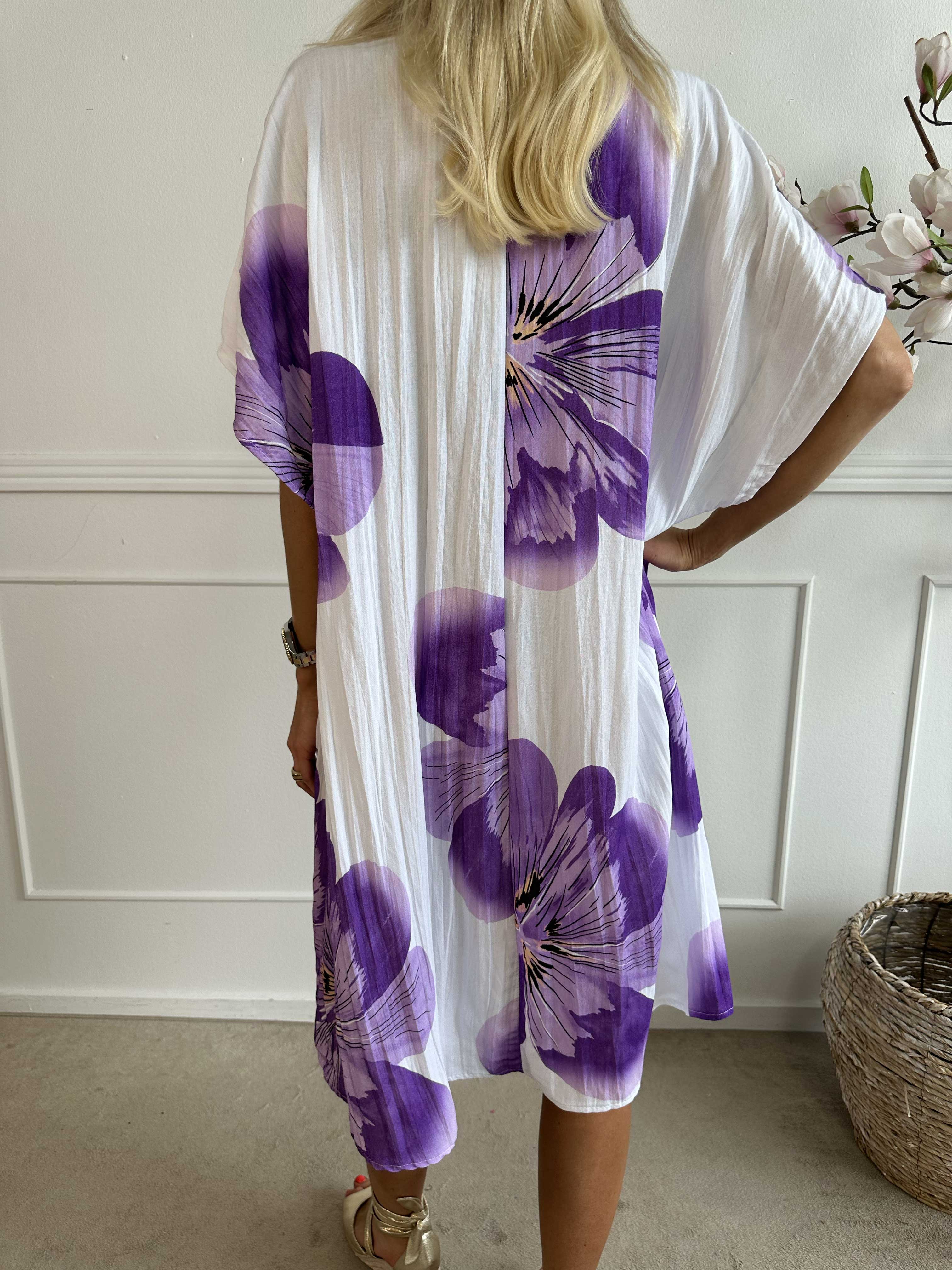 Aya - Blommig t-shirtklänning i viskos